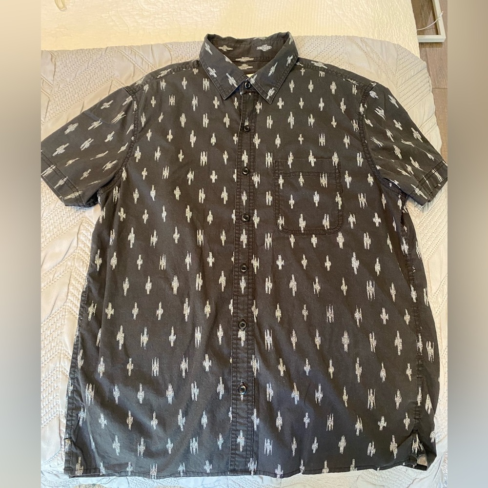 American Eagle Men’s short sleeve button down Aztec style print
